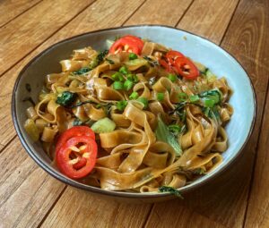 pad see ew sur fond en bois