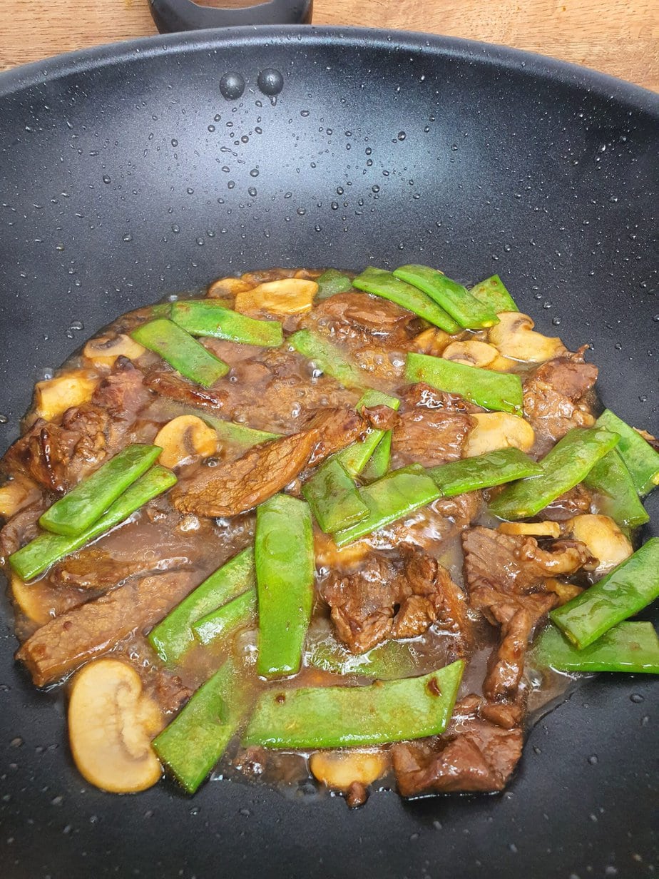 bœuf sauté aux haricots avec sauce