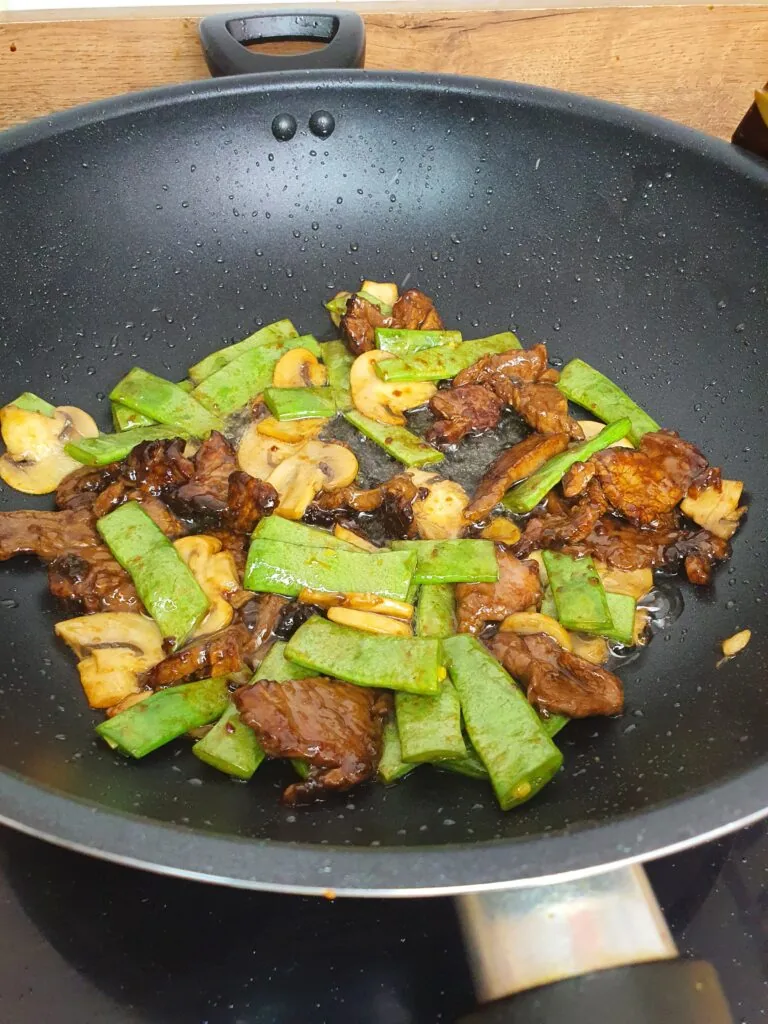 sauté de bœuf et haricots saisis dans le wok
