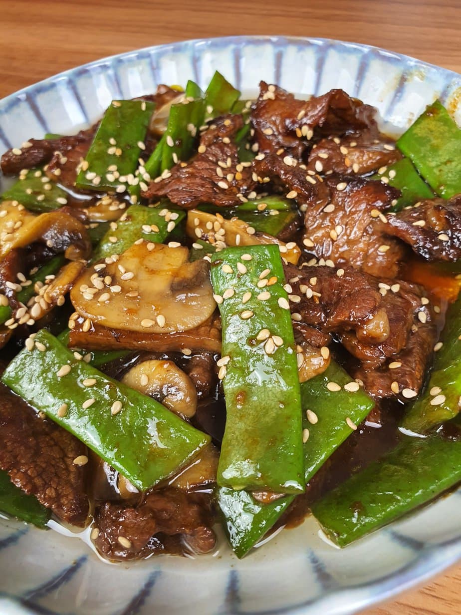 Bœuf sauté aux haricots dans une assiette blanche