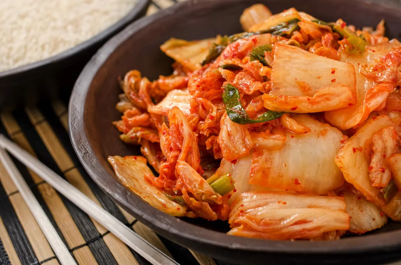 kimchi de chou chinois dans un bol noir