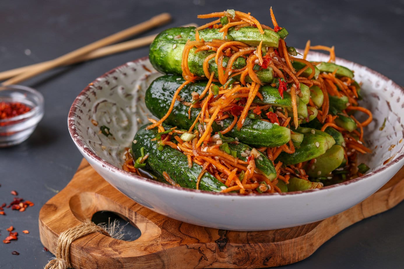 kimchi de concombre dans une assiette creuse