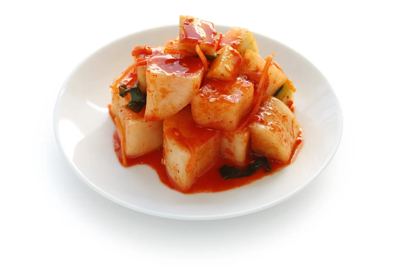 kimchi de radis dans un bol blanc