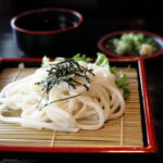 shoyu udon posées sur un tapis de bambou