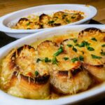 soupe aux oignons gratinée dans une des céramiques blanches