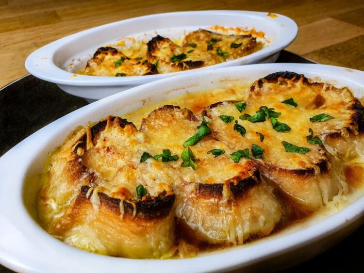 soupe aux oignons gratinée dans une des céramiques blanches