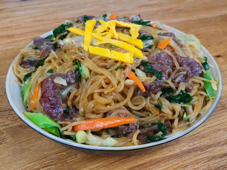 japchae au bœuf dans une assiette creuse