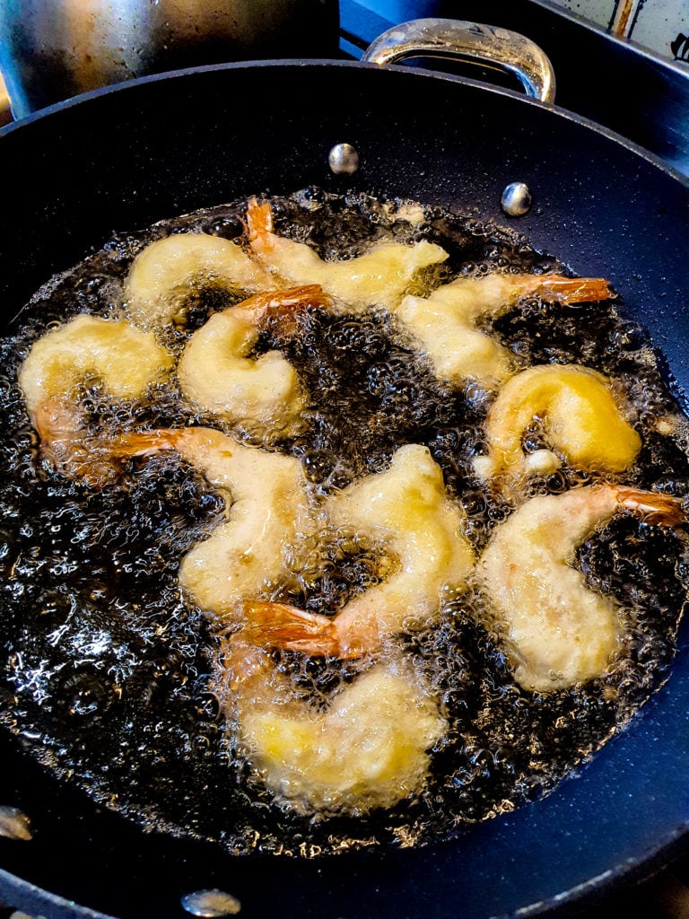 crevettes tempura en train de frire dans de l'huile