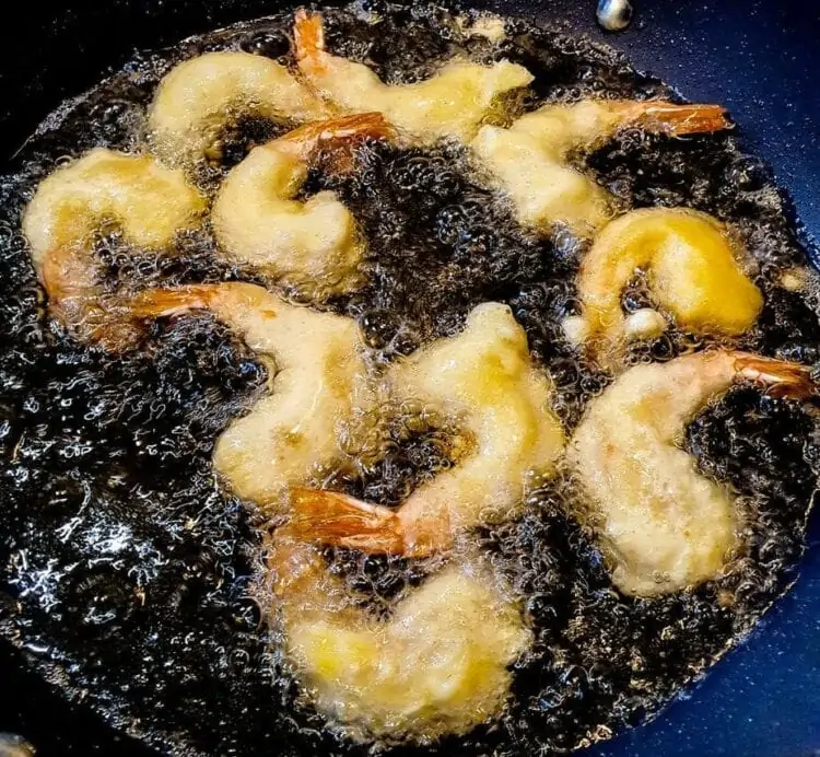 crevettes tempura en train de frire dans de l'huile