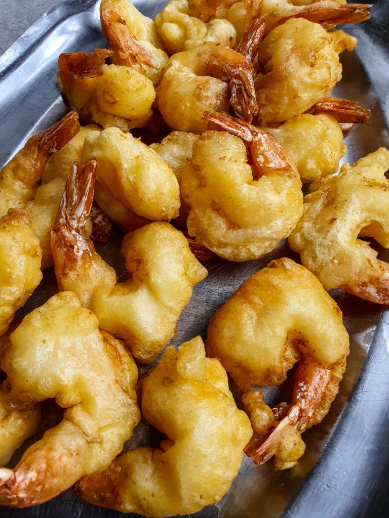 tempura de crevettes sur un plateau
