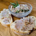 rillettes de poulet sur des tartines de baguette