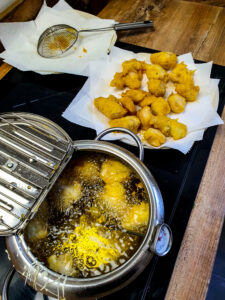 beignets en train de frire en petits groupes