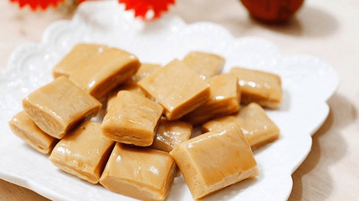 bonbons e0 la noix de coco sur une assiette blanche