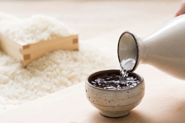 saké japonais avec du riz en fond
