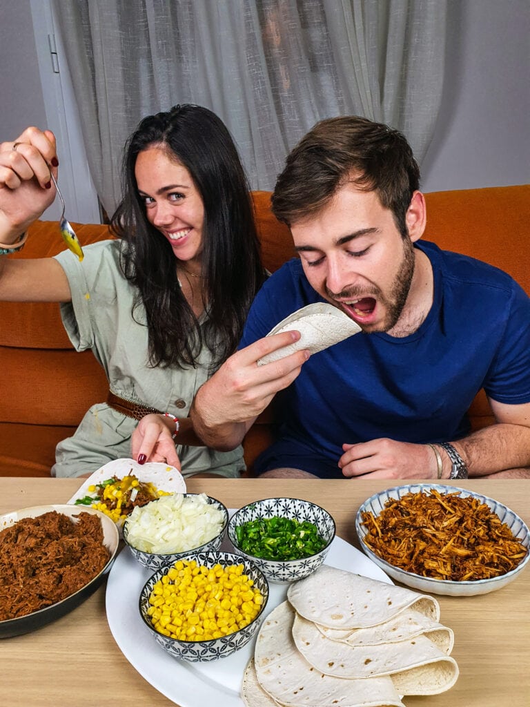 Paar genießt Rindfleisch-Tacos