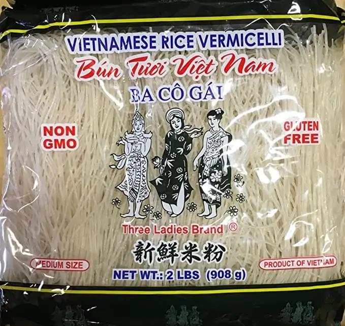 nouilles de riz ietnamiennes dans un sachet plastique