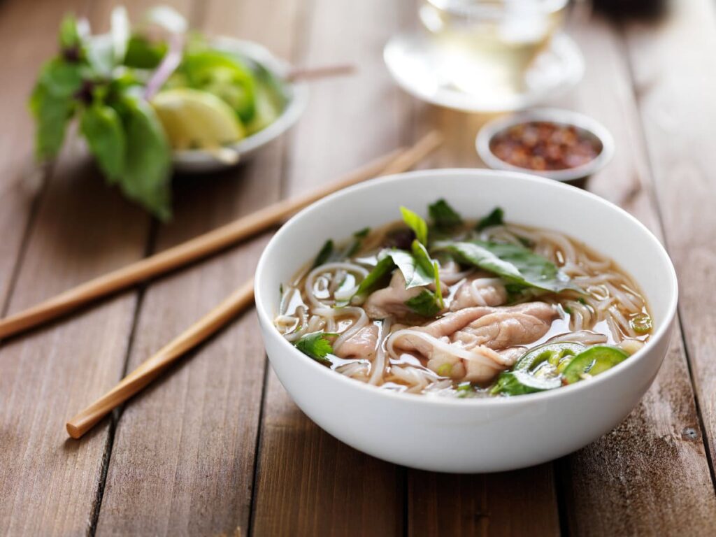 pho vietnamien avec baguette