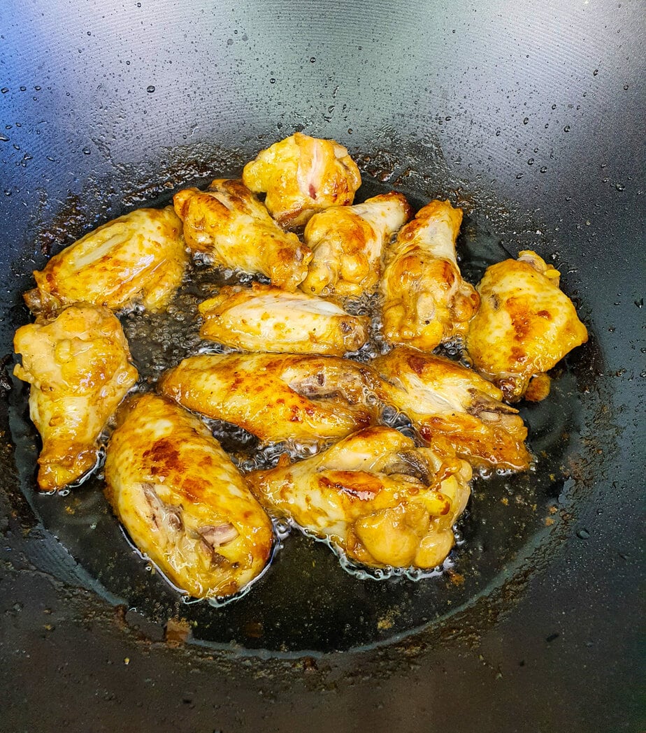 wings dans un wok en train de frire