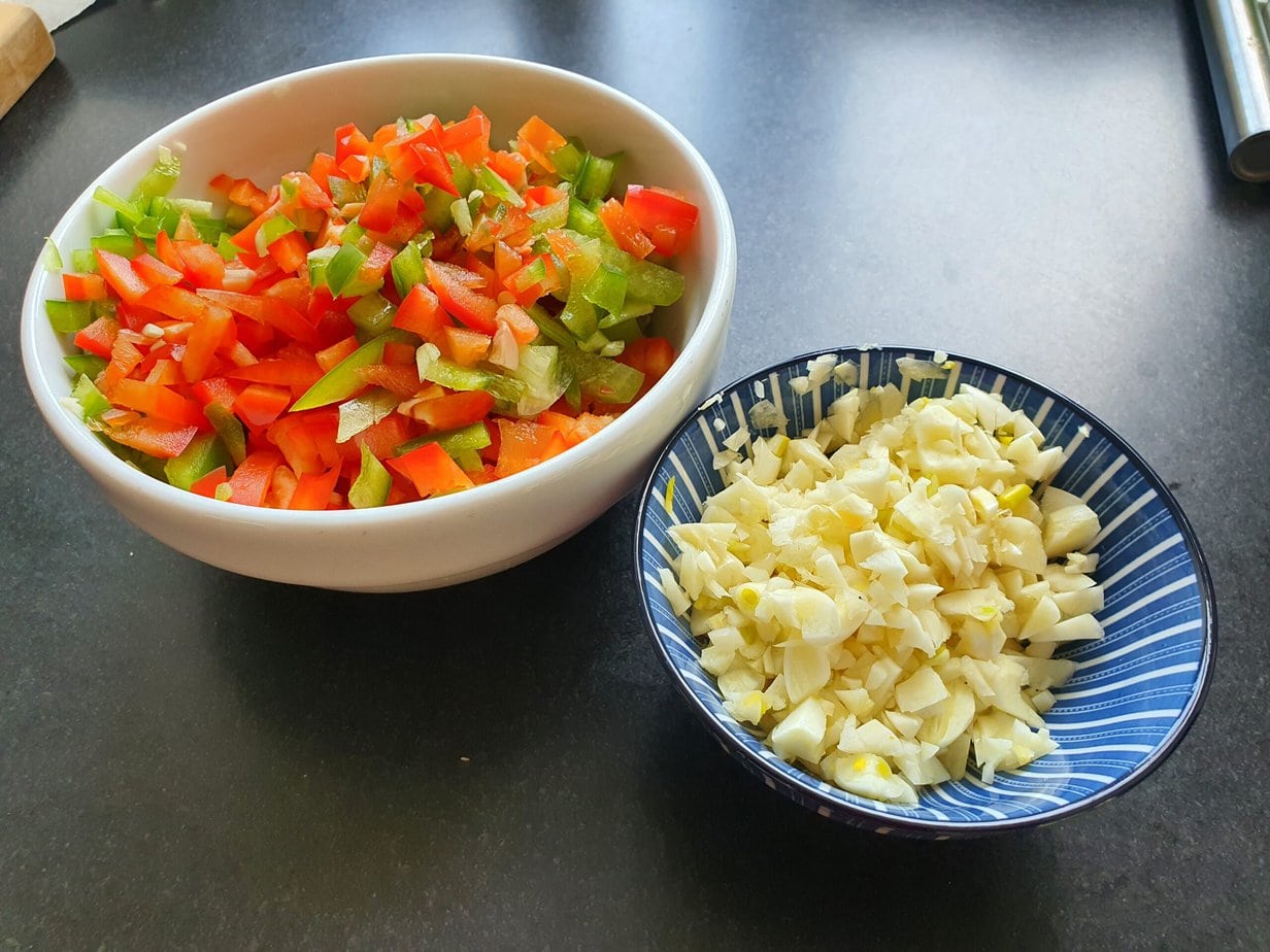 ail et poivrons dans un bol