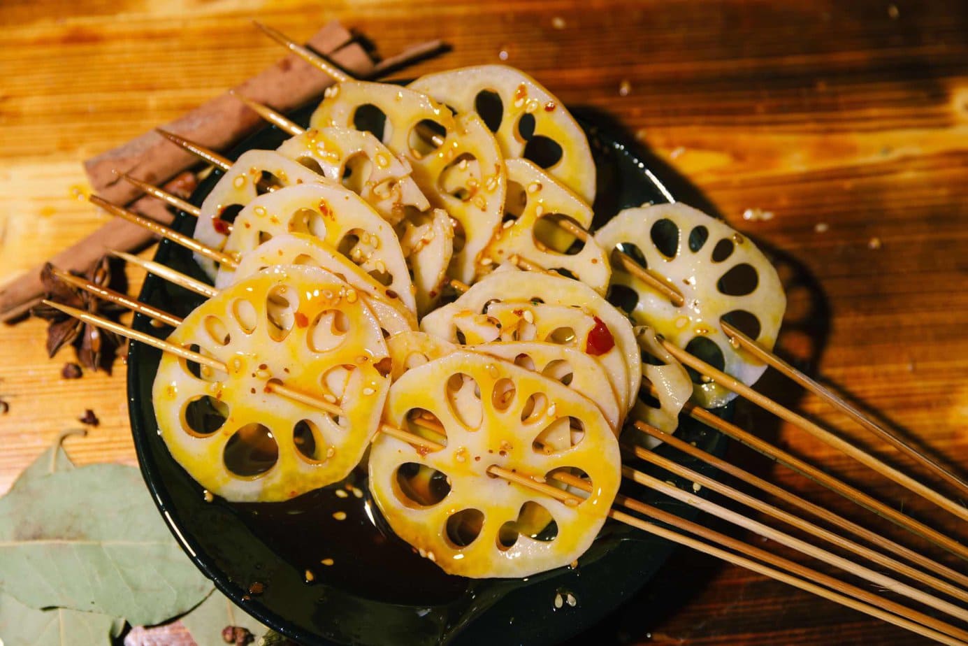 racines de lotus grillées en brochettes 