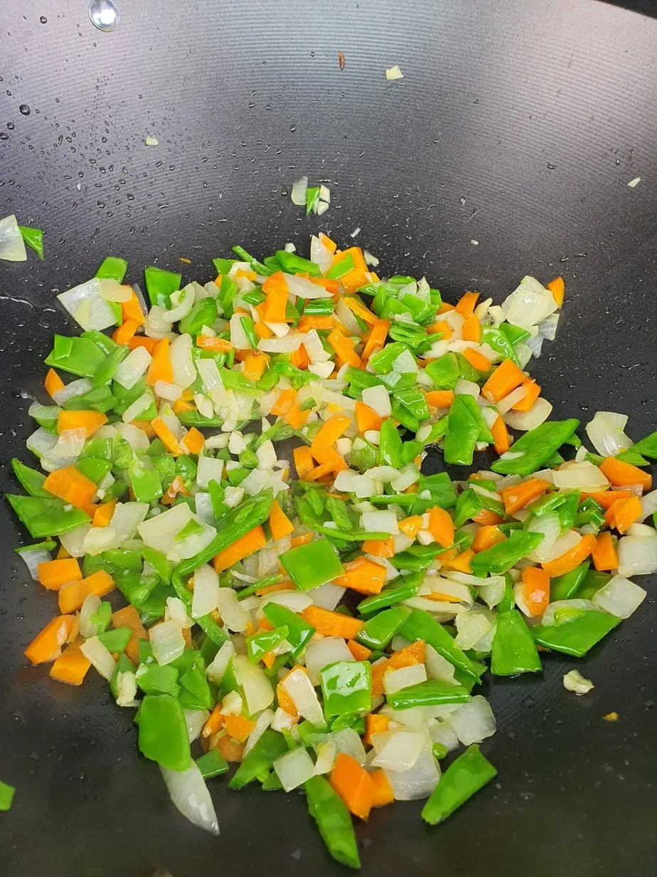 légumes pour mie goreng dans le wok