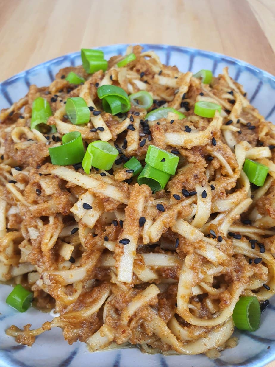 gros plan sur les nouilles sauce cacahuète