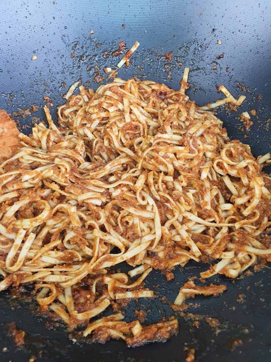 nouilles mélangées à la sauce cacahuète
