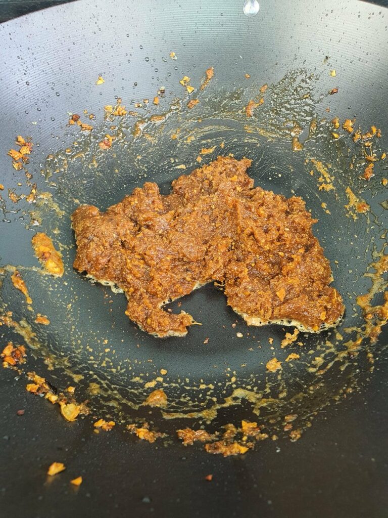 sauce cacahuète dans le wok