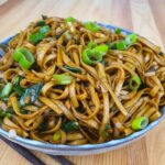 nouilles chinoises à l'ail sur fond de bois