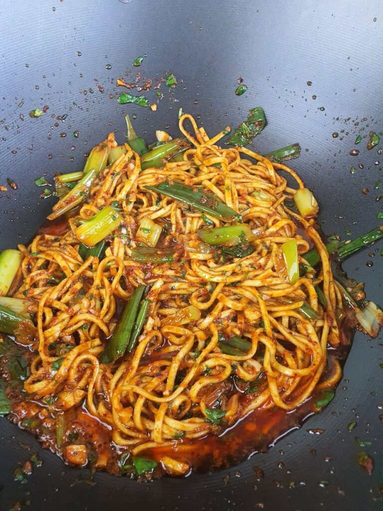 nouilles au curry rouge dans un wok