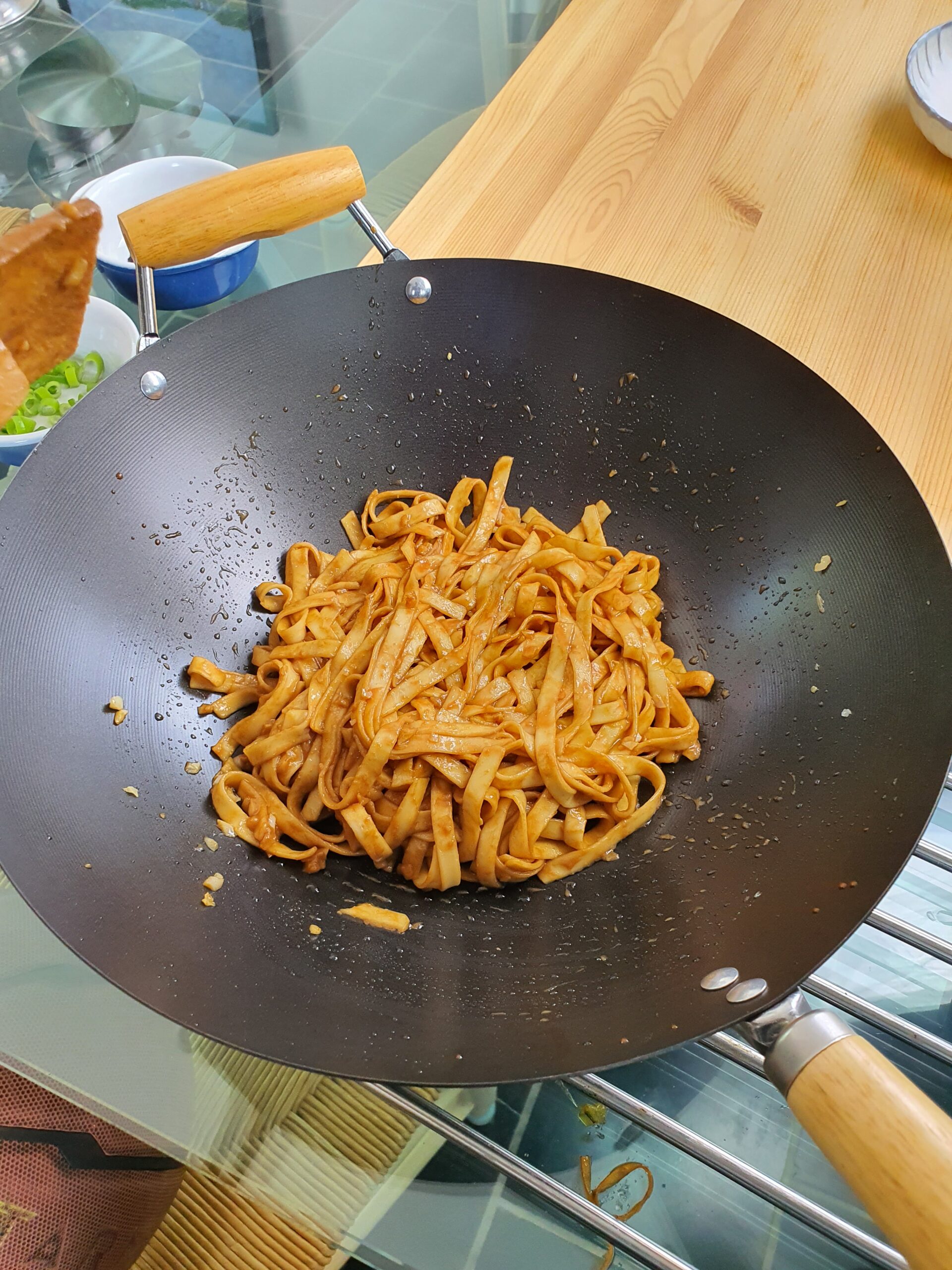 nouilles au miso dans un wok noir