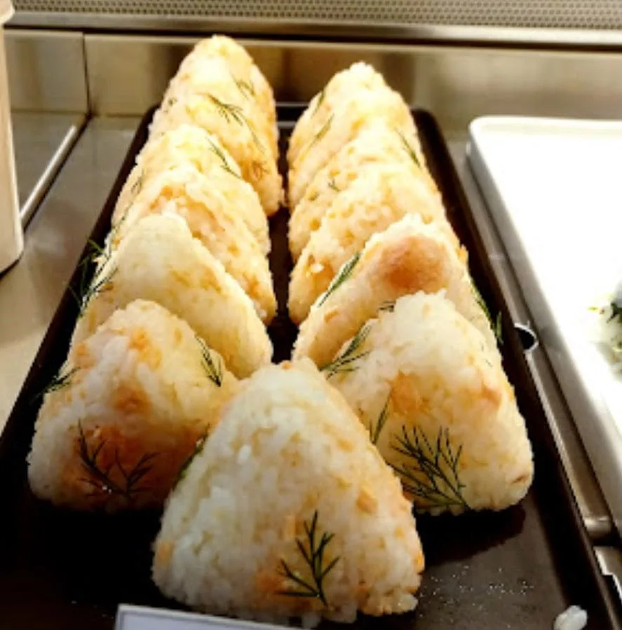 onigris saumon et yuzu sur une assiette noire