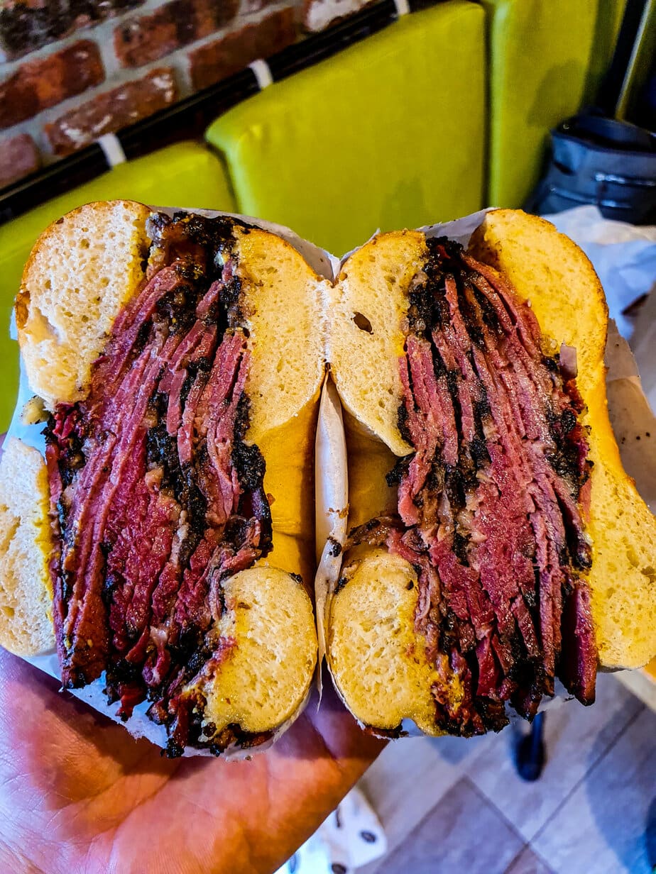 pastrami juteux dans un bagel