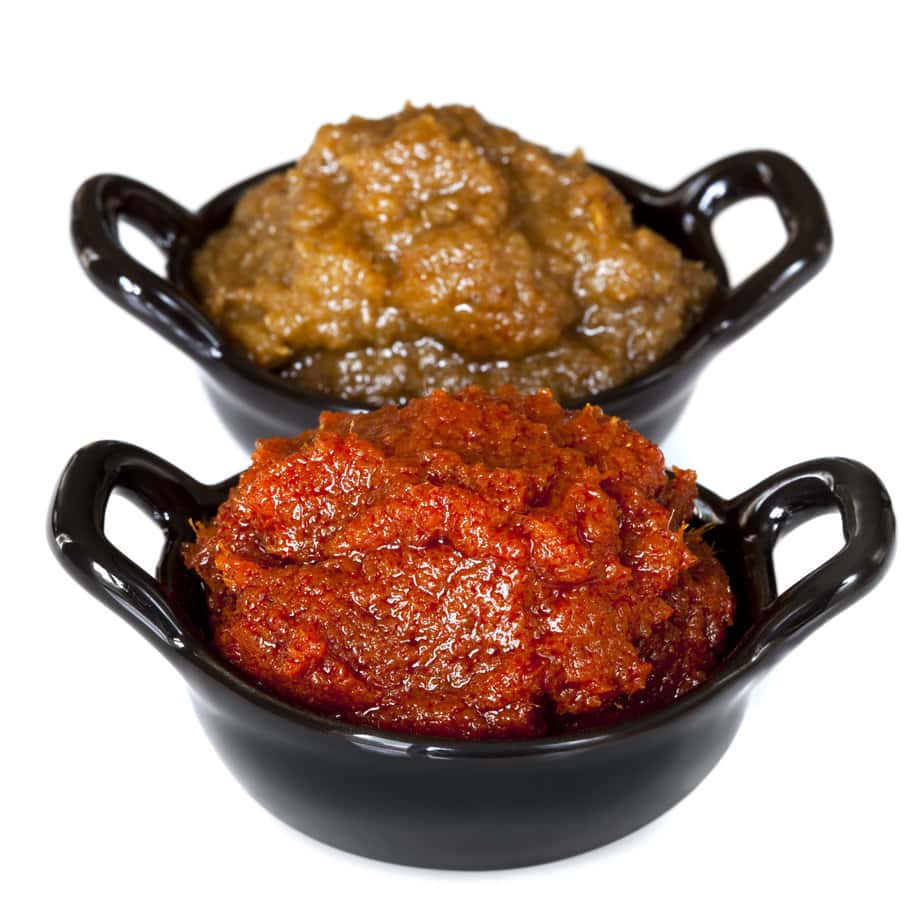pâte de curry vert et rouge sur fond blanc