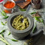 pâte de curry vert thaï dans un mortier