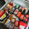 condiments asiatiques dans un placard