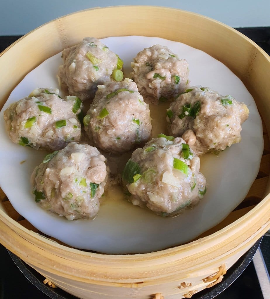 Boulettes de porc dans panier à vapeur