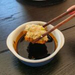 boulette de porc à la vapeur trempée dans une sauce