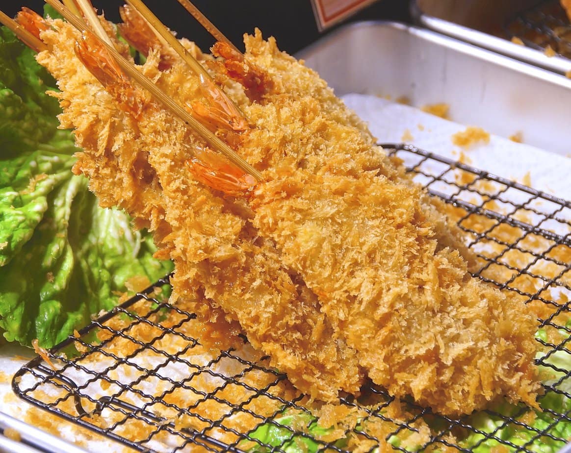 crevettes panko sur une grille