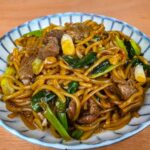 nouilles sautées au bœuf rapides sur fond de bois