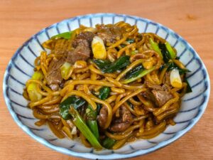 nouilles sautées au bœuf rapides sur fond de bois