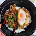 Poulet basilic thaï dans un bol noir