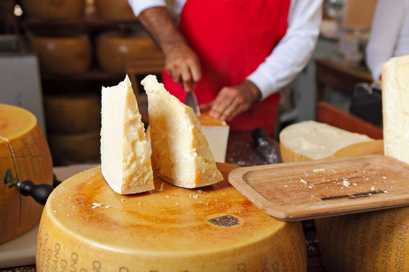 parmesan en train d'être découpé