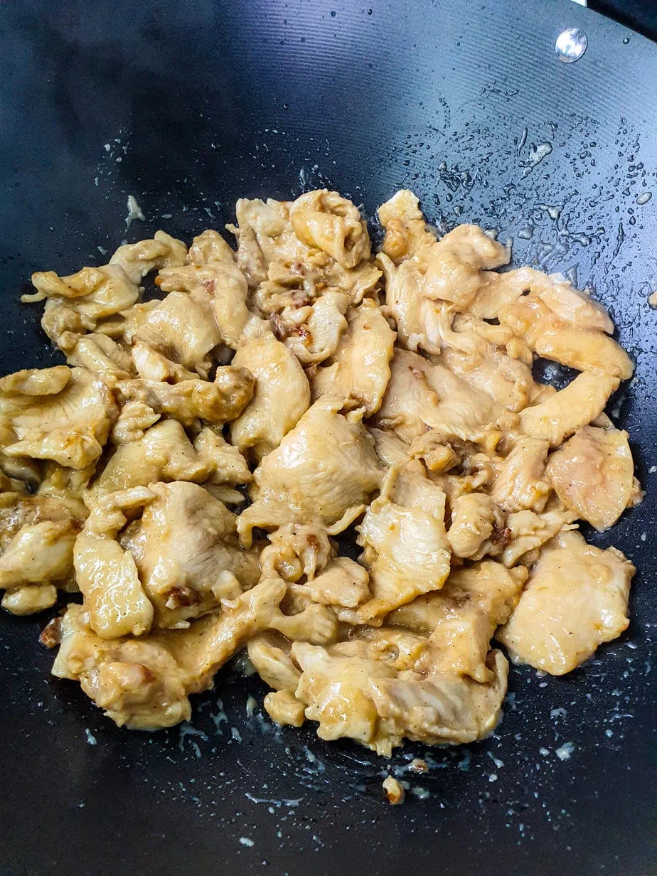 poulet en train de sauter dans le wok