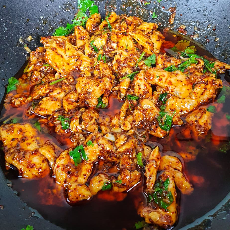 poulet épicé dans un wok