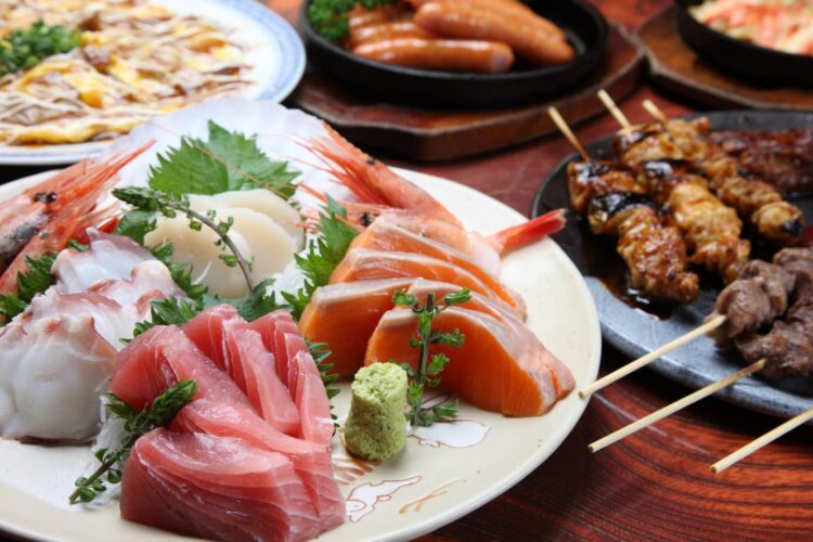 sashimis sur assiette blanche