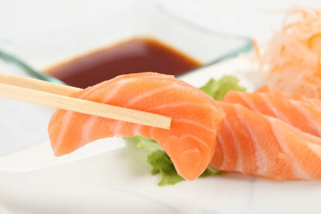 sashimi de saumon sur assiette blanche