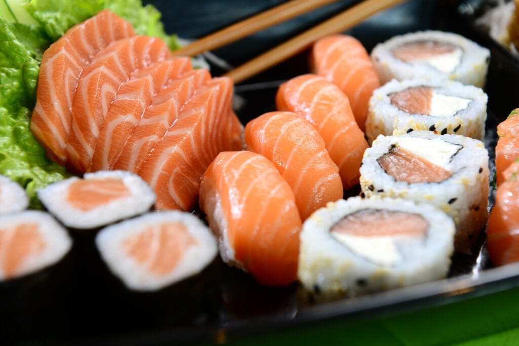 sashimis et sushis l'un à côté de l'autre