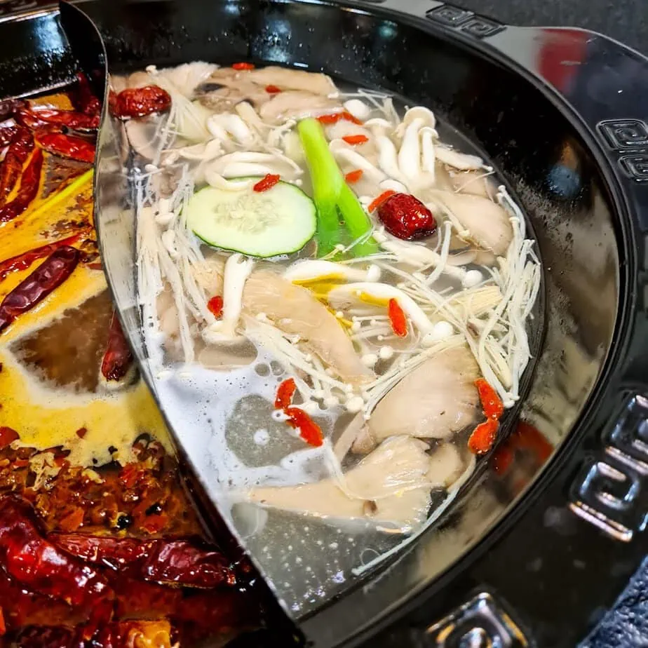 bouillon non épicé pour fondue chinoise dans un double wok