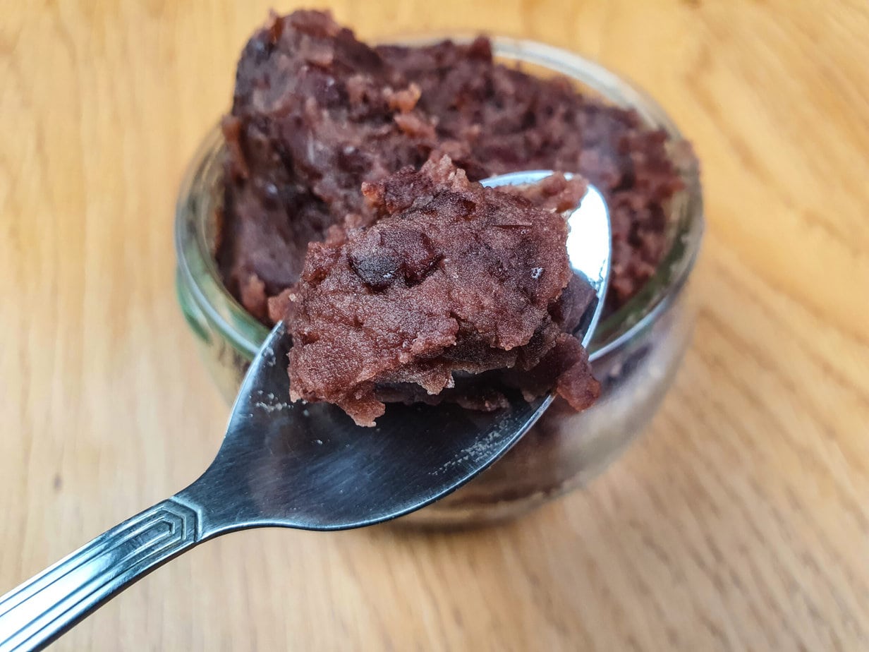 Pâte de haricot rouge épaisse dans une cuillère